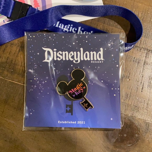 DISNEY Disneyland Magic Key Welcome Box - Picture 2 of 6
